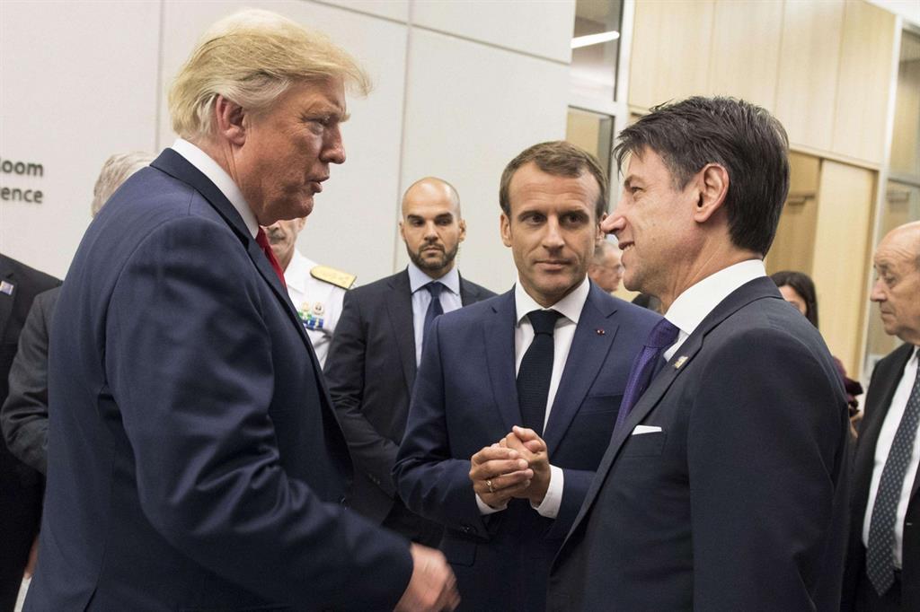Il presidente del Consiglio Giuseppe Conte al vertice Nato insieme al presidente Usa Donald Trump e a quello francese Emmanuel Macron (Ansa)