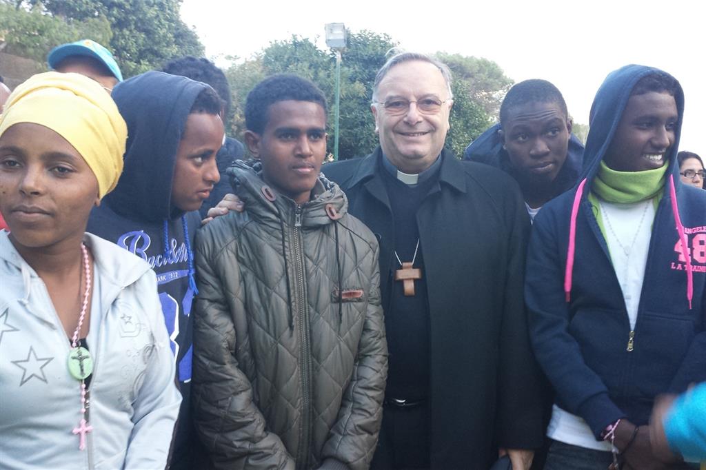 Il cardinale Francesco Montenegro con un gruppo di rifugiati