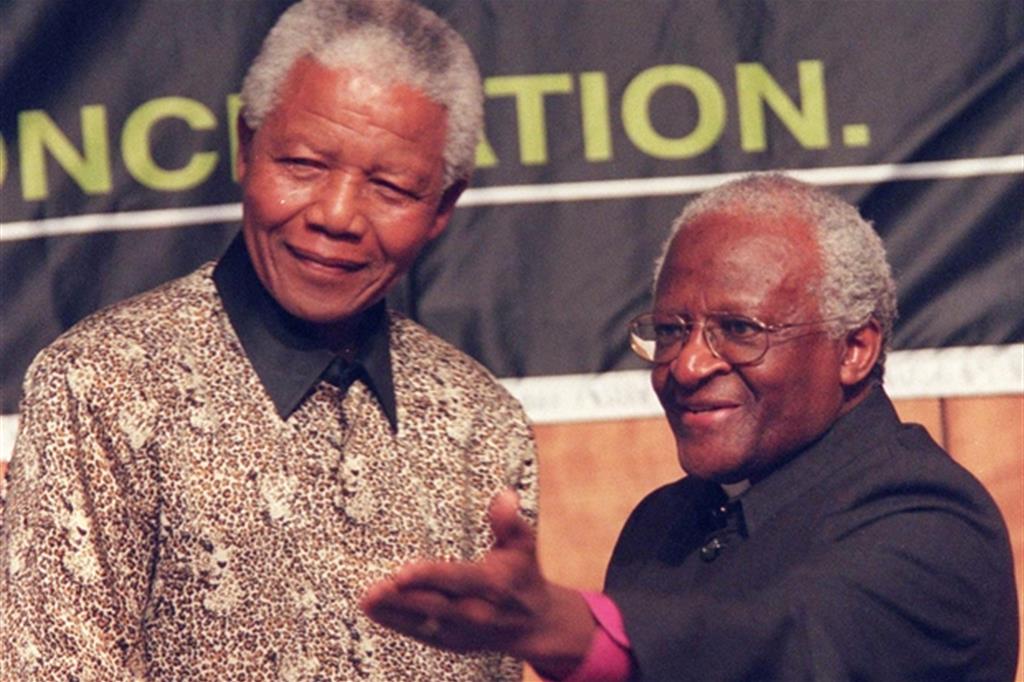 Nelson Mandela e Desmond Tutu durante la cerimonia di accettazione del rapporto finale stilato dalla “Commissione per la verità e la riconciliazione”, il 29 ottobre 1998 a Pretoria (Adil Bradlow/Ap)