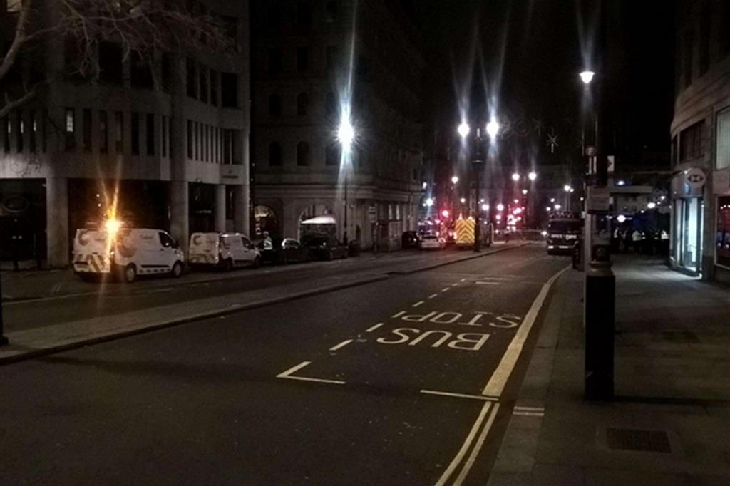 Una strada chiusa al traffico questa notte dalla polizia nella zonda di Charing Cross (Ansa)