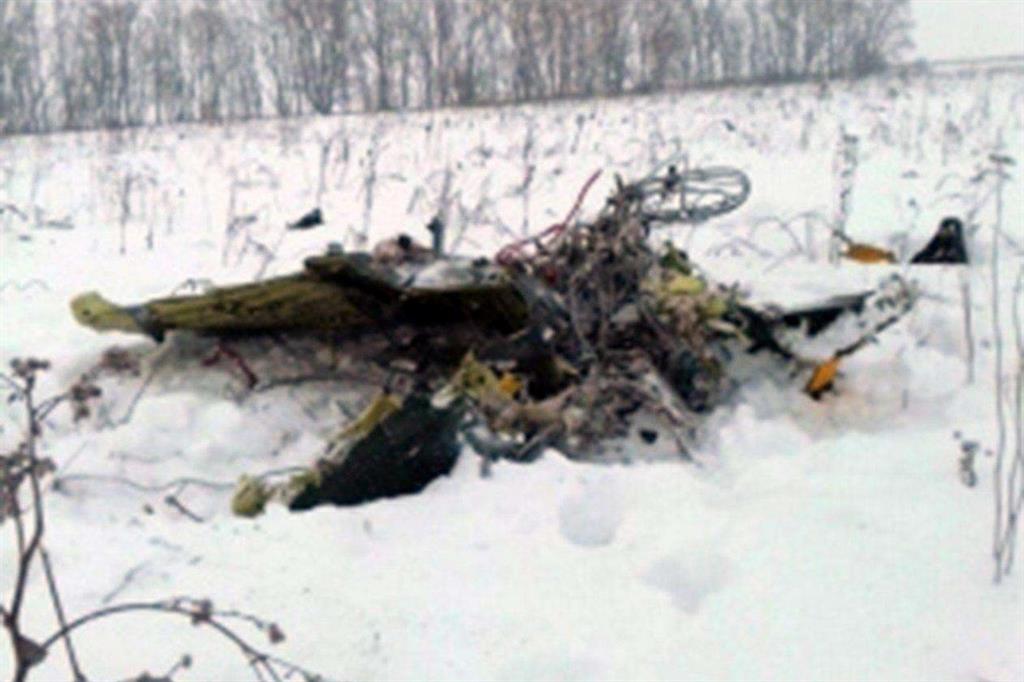 Alcuni resti dell'Antonov precipitato domenica vicino a Mosca con 71 persone a bordo (Ansa)