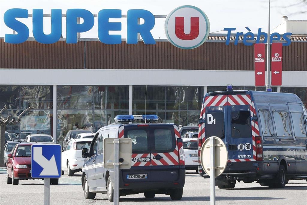 Il supermercato di Trebès, nel sud-ovest della Francia, dove il terrorista ha fatto irruzione (Ansa)