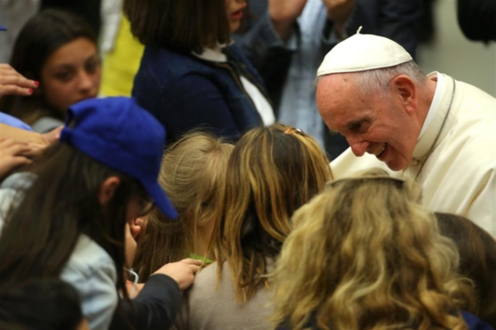 Papa Francesco circondato dall'affetto dei bambini (Ansa)