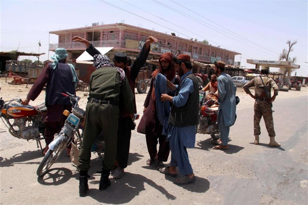 Un posto di blocco nella provincia meridionale afghana dell'Helmand (Ansa)