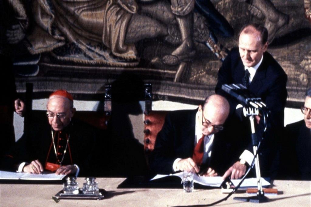 Il cardinale Casaroli e il primo ministro Bettino Craxi firmano il nuovo Concordato (Ansa)