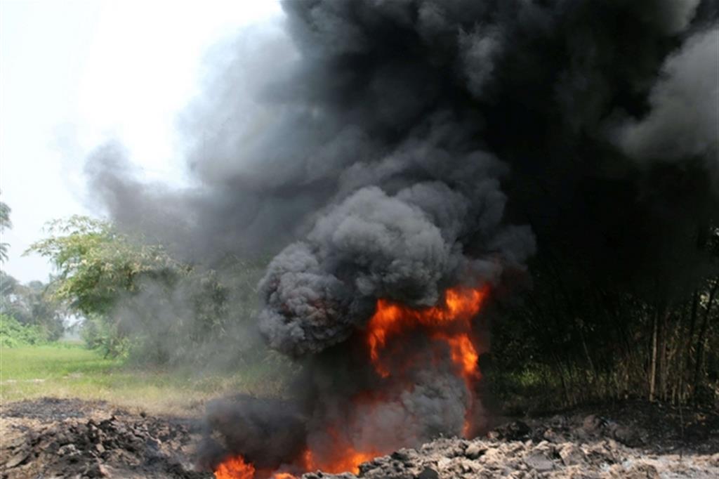 L'incendio scaturito dall'esplosione dell'oleodotto in Nigeria