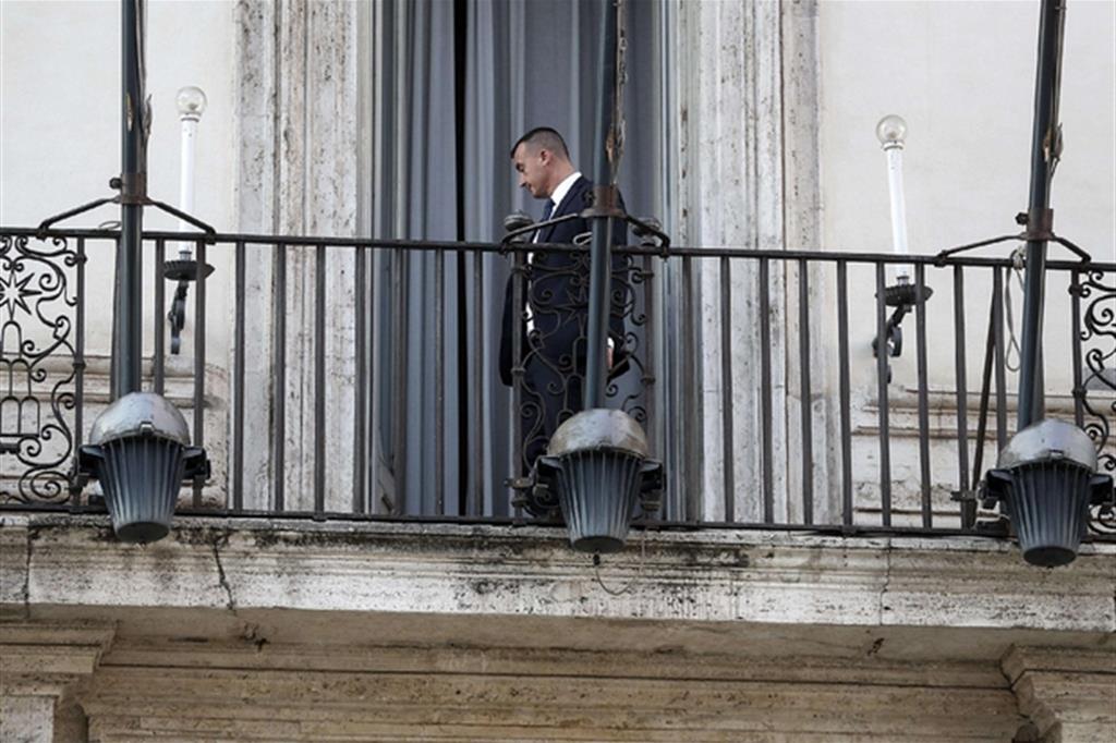 Il portavoce Casalino affacciato a un balcone di Palazzo Chigi