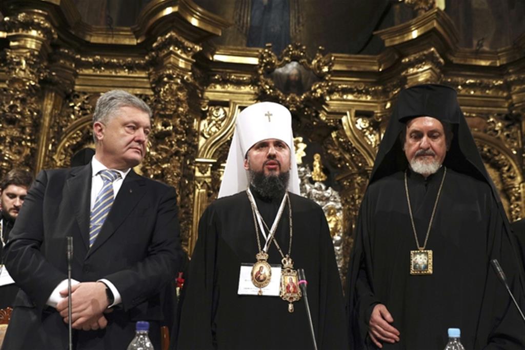 Il presidente ucraino Petro Poroshenko, Il metropolita Epiphanius e il Metropolita Emmanuel ( Ansa)