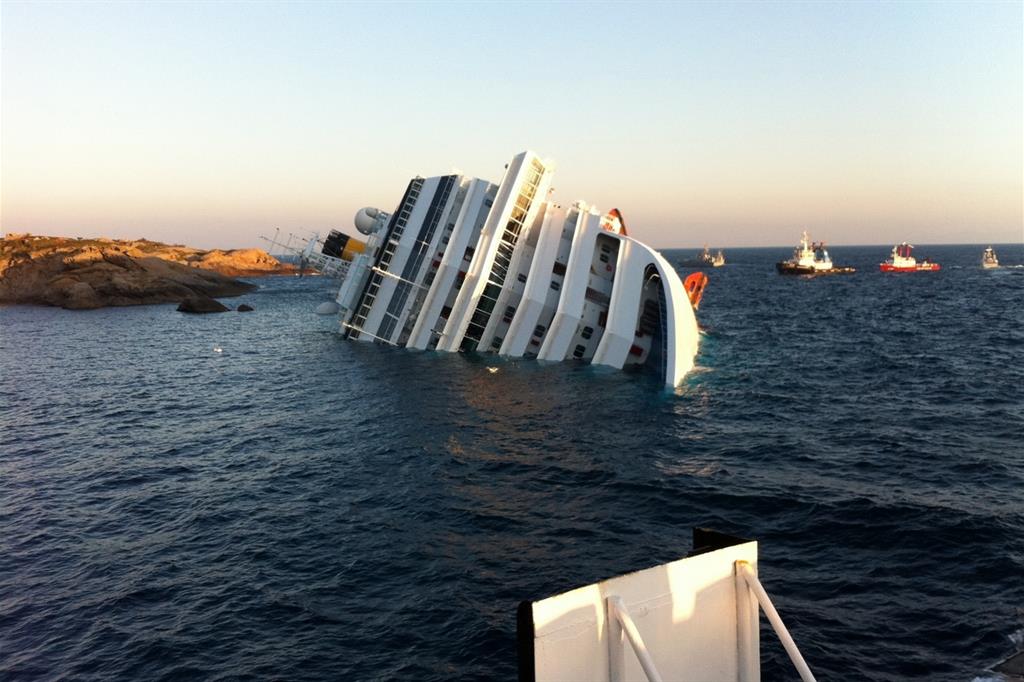 14 gennaio 2012: la Costa Concordia semiaffondata davanti all'isola del Giglio (Ansa)