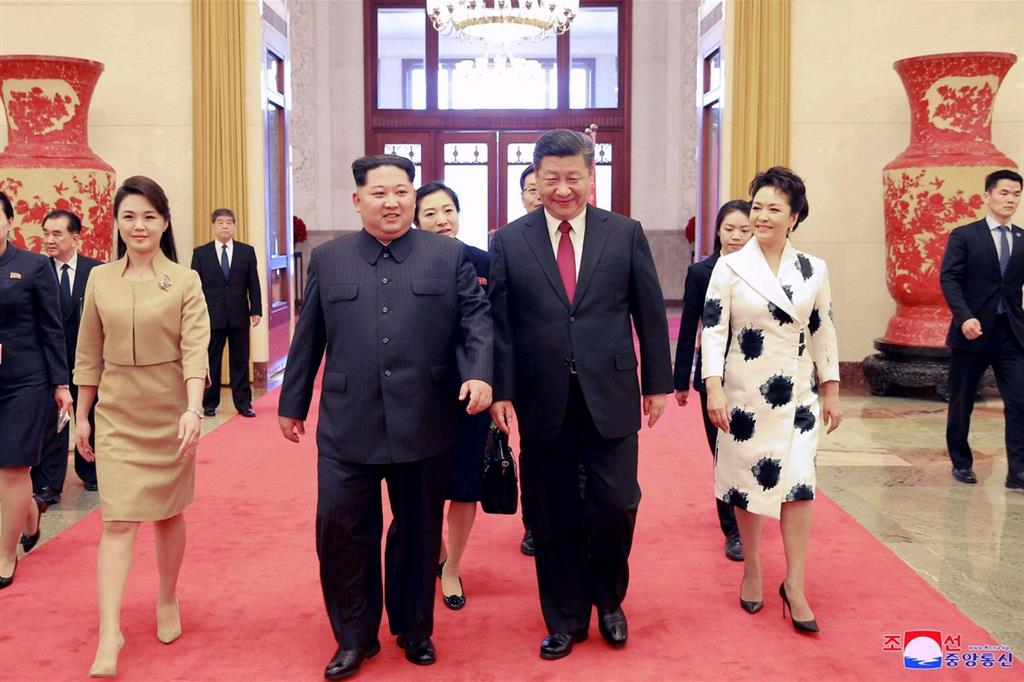 Il presidente nordcoreano Kim Jong-un insieme alla moglie Ri Sol-ju accolto a Pechino dal presidente cinese Xi Jinping e dalla consorte Peng Liyuan (Ansa)