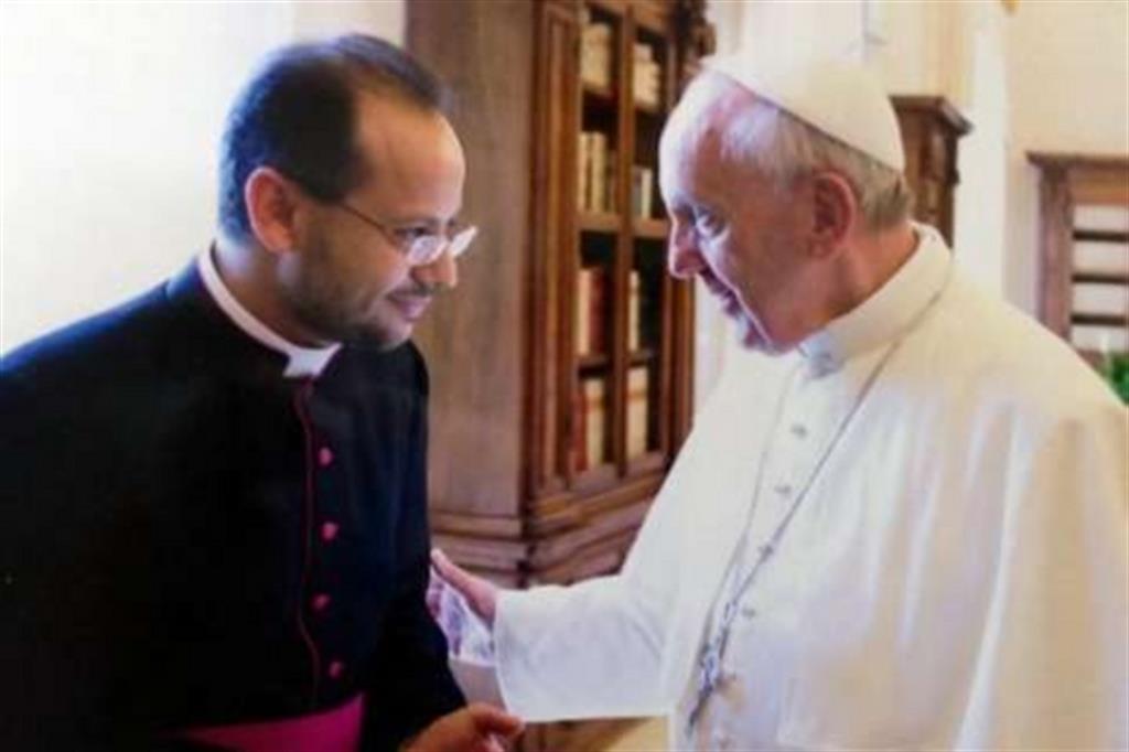 Padre Gaid con papa Francesco (Osservatore Romano)