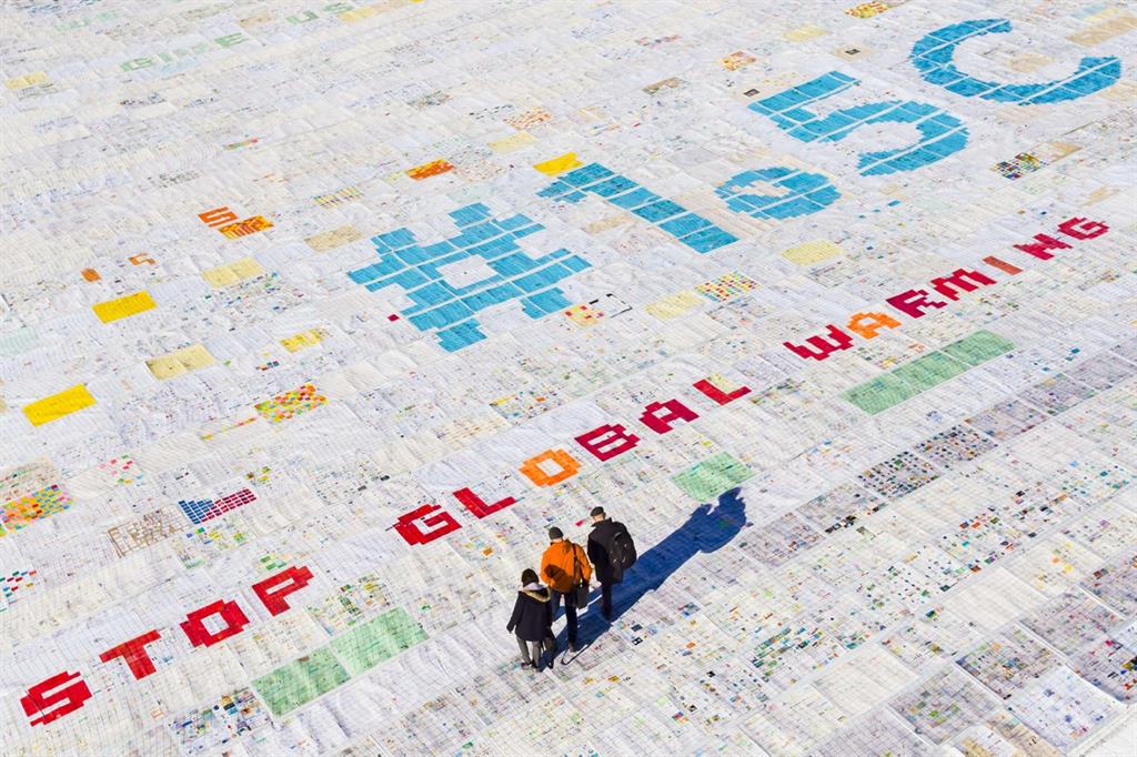 Mosaico da record coi disegni dei bambini per dire stop al riscaldamento globale