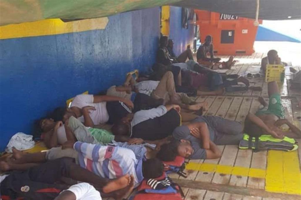 A bordo della Sarost 5, da 10 giorni in alto mare con 40 migranti