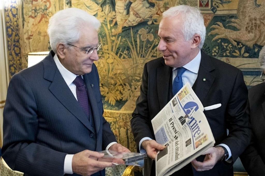 Il direttore Tarquinio consegna al presidente Mattarella la copia di Avvenire che diede conto della sua elezione (Ufficio stampa del Quirinale)