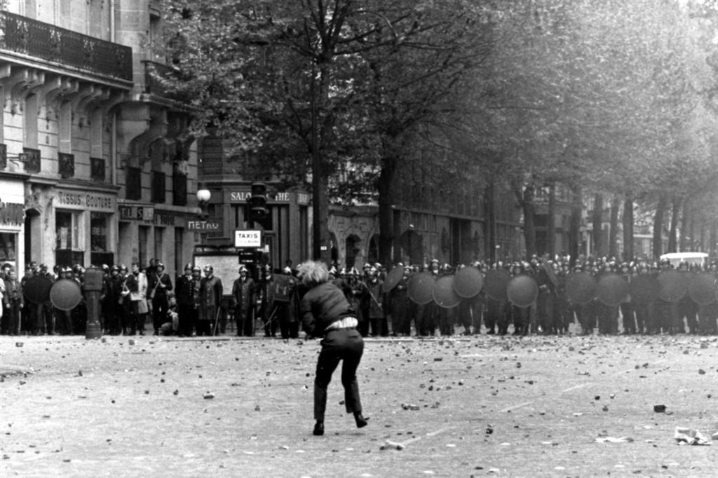 Parigi, uno studente lancia una pietra contro la polizia nel maggio 1968 (AP Photo)