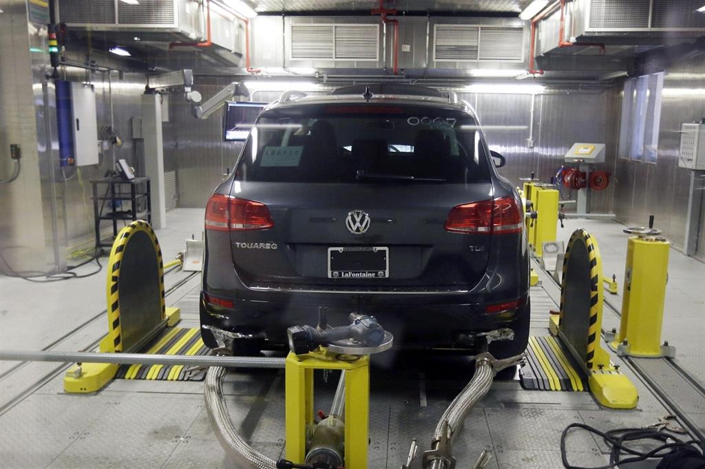 I test sulle emissioni di gas su un'auto Volkswagen (Archivio Ansa)