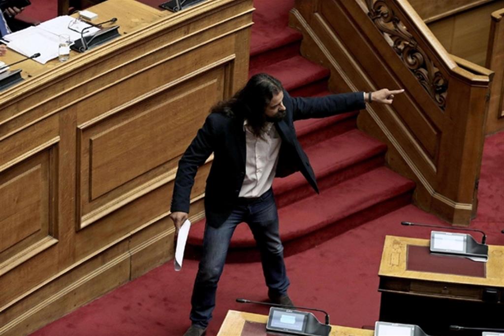Il deputato di Alba Dorata, Constantinos Barbarousis, in Parlamento ad Atene (Ansa)