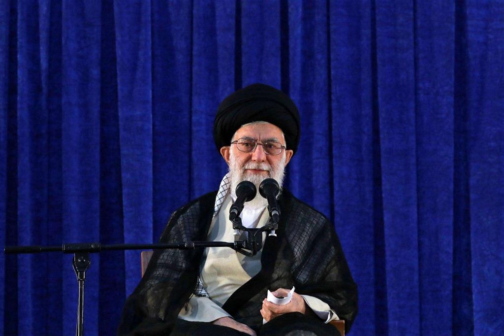 La Guida suprema Ali Khamenei durante il suo discorso a Teheran (Ansa)