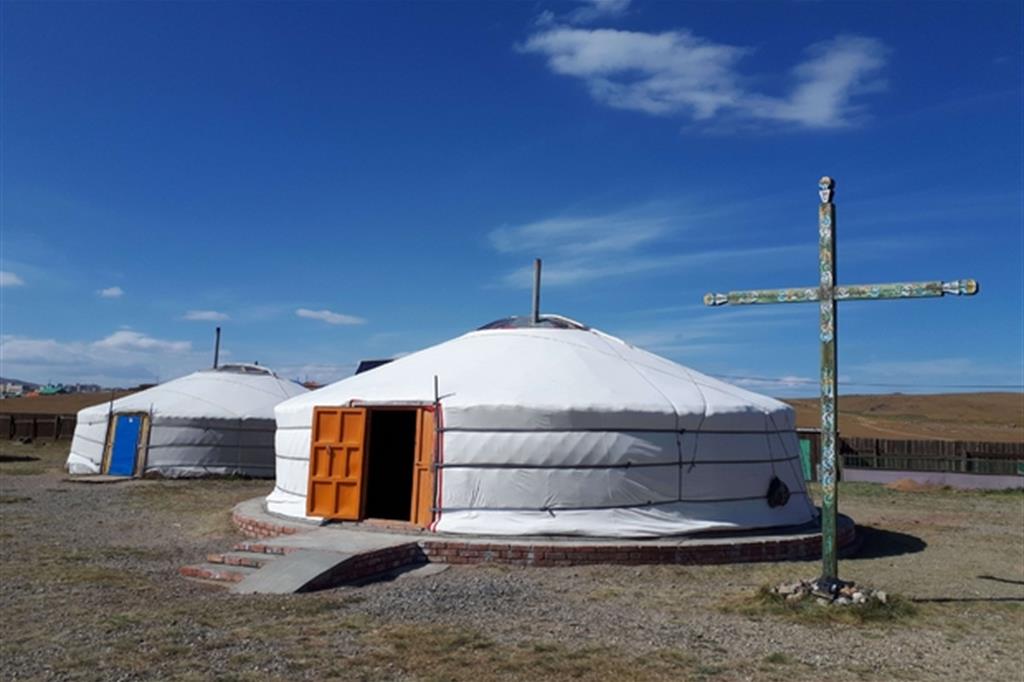 Nel villaggio di Arvaiheer la chiesa è a forma di gher, le circolari tende mongole