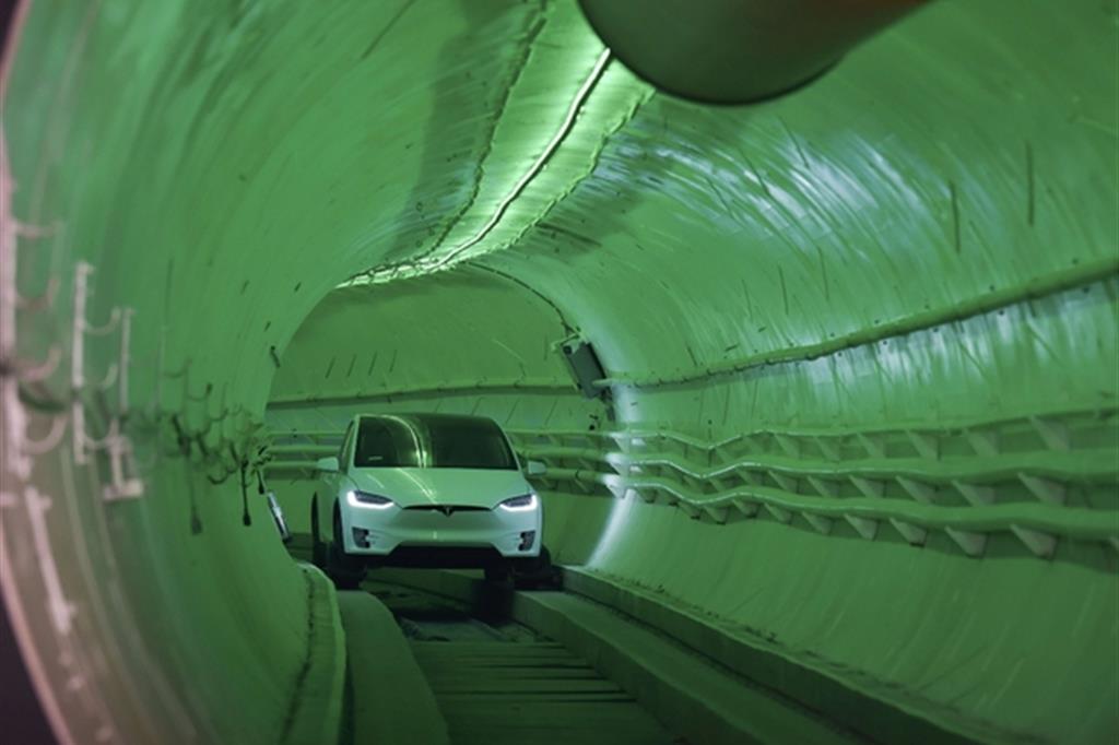 Una Tesla Model X impegnata in un test in un tunnel sotterraneo in California (Usa)