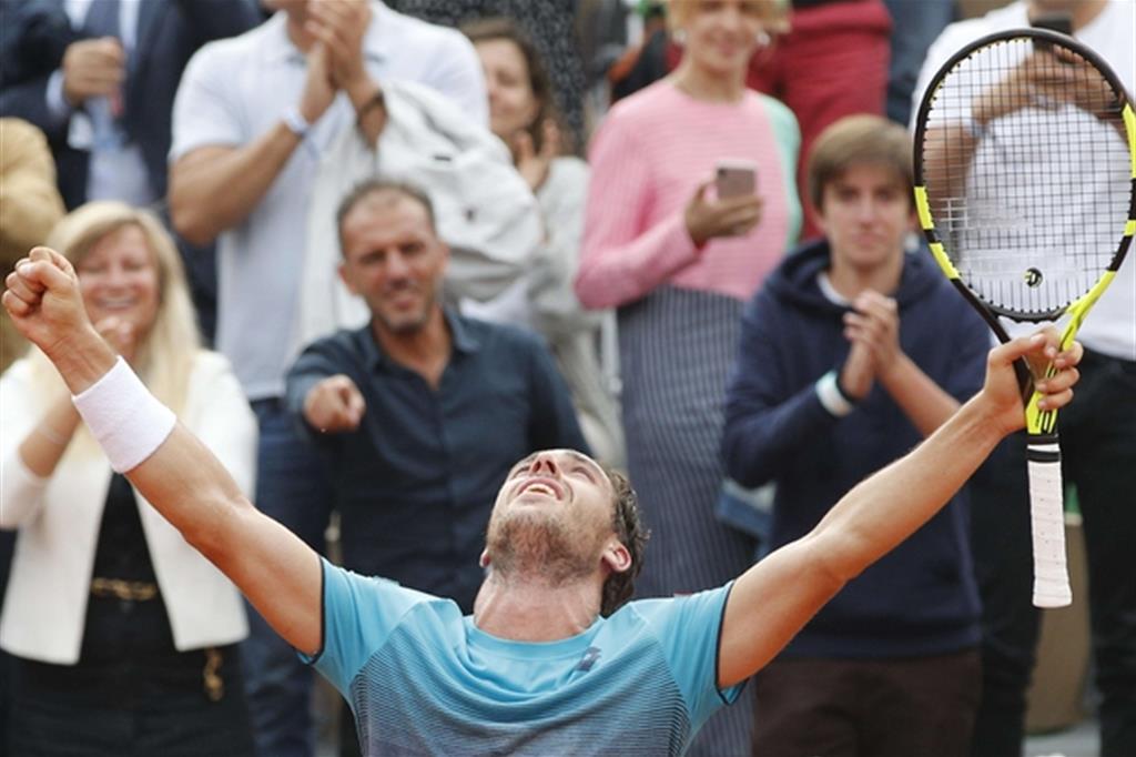 Marco Cecchinato, 25 anni, esulta dopo aver battuto Novak Djokovic