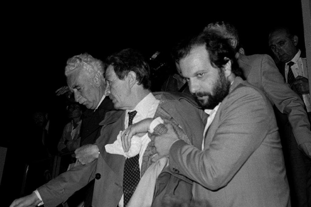 Il 7 giugno 1984 a Padova  il segretario  del Pci Enrico Berlinguer durante un comizio accusa un malore. Non si riprenderà più, morendo dopo un’agonia di 4 giorni,  a 62 anni (Ansa)