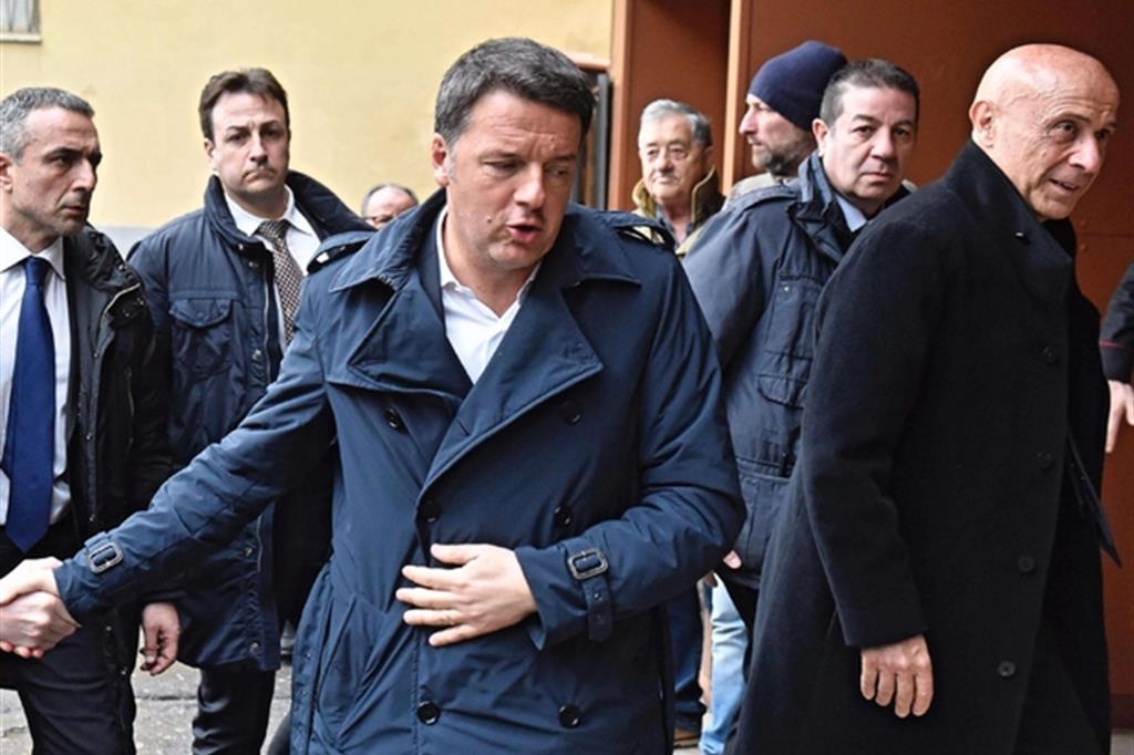 L’ex segretario del Pd Matteo Renzi. A destra, Marco Minniti