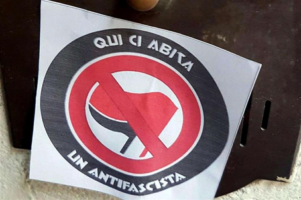 Ecco uno degli adesivi attaccati alle porte di alcuni militanti di sinistra a Pavia