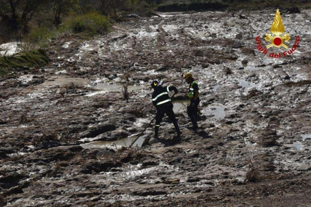 I vigili del fuoco impegnati nel fango che ha travolto il Palermitano