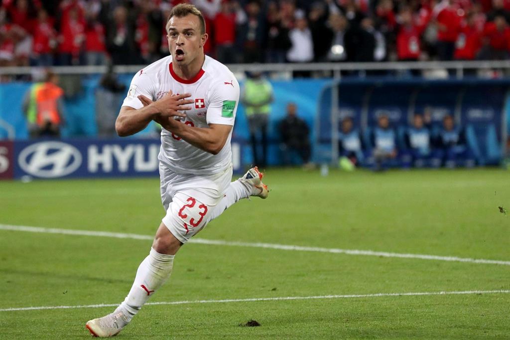 Il calciatore svizzero Xherdan Shaqiri di origini kosovare celebra il 2-1 contro la Serbia mimando l'aquila della "Grande Albania" il 22 giugno 2018 ai Mondiali di Russia (Ansa)
