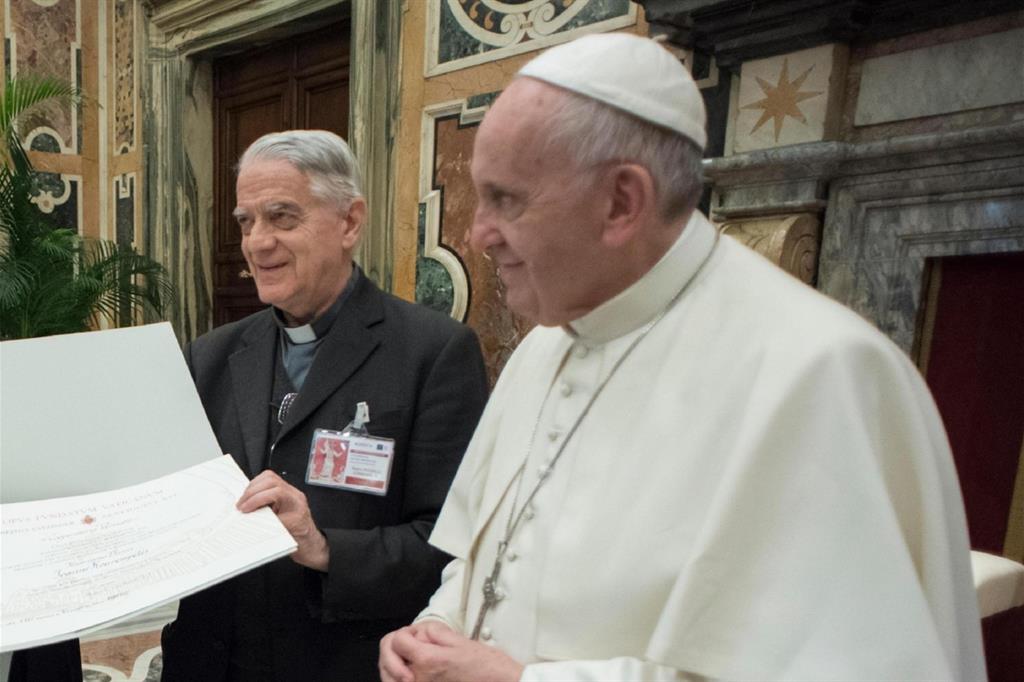 Il Premio Ratzinger verrà consegnato il 17 novembre in Vaticano da papa Francesco con padre Federico Lombardi, presidente della Fondazione Ratzinger/Benedetto XVI (Ansa)