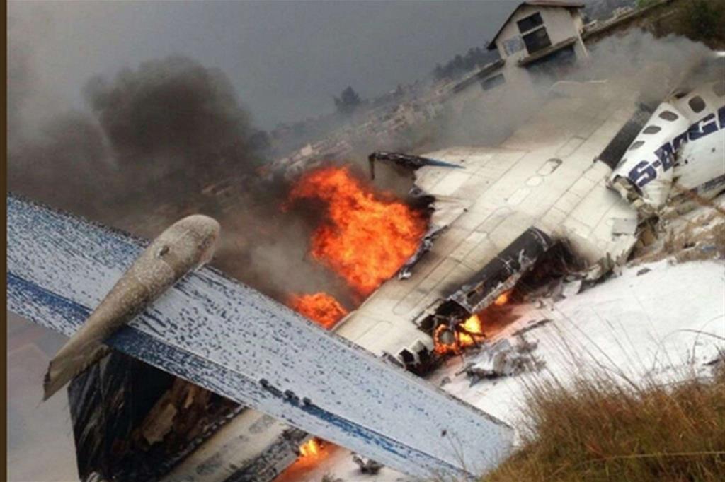Il jet della US-Bangla Airlines in fiamme sulla pista dell'aeroporto di Kathmandu (twitter/nirajan Pyakurel)