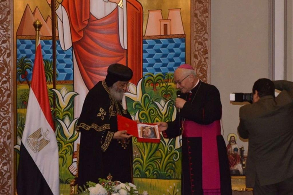 Il patriarca Tawadros II e il vescovo Lino Fumagalli nell'incontro durante il pellegrinaggio Unitalsi