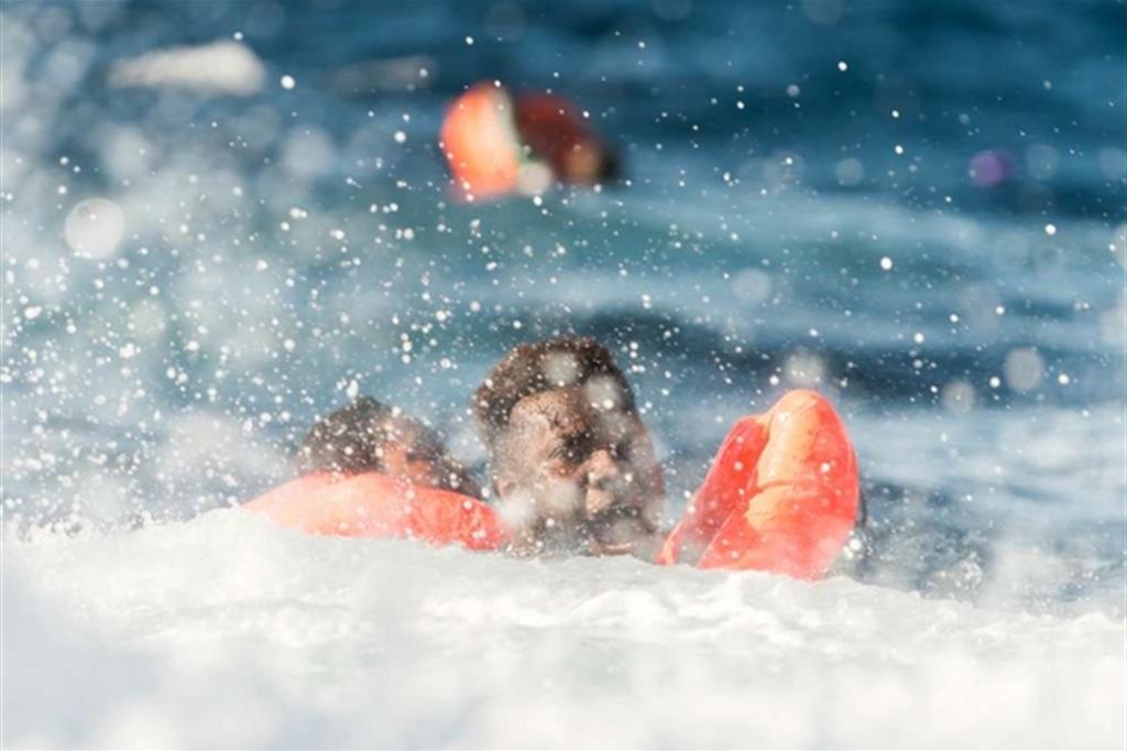 Foto di Laurin Schmid/SOS MEDITERRANEE In un giorno da incubo nel Mediterraneo centrale (27 gennaio 2018), 99 persone a bordo di un gommone che stava affondando sono state salvate dall'Aquarius. Un numero imprecisato di uomini, donne e bambini è rimasto disperso, mentre sono stati ritrovati i corpi senza vita di due donne.  Dall’inizio delle proprie attività di ricerca e soccorso in mare nel febbraio 2016, la Aquarius ha assistito circa 30.000 persone nelle acque internazionali tra Libia, Italia e Malta.  Con le precedenti navi umanitarie, Bourbon Argos, Dignity, Prudence e Phoenix, MSF ha soccorso o assistito oltre 80.000 persone dal 2015. Nonostante i recenti sforzi di altre organizzazioni, oggi non c’è un’adeguata capacità di ricerca e soccorso nel Mediterraneo centrale. - 