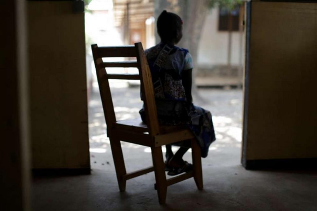 REPUBBLICA CENTRAFRICANA – Foto di Alberto Rojas Colette, ragazza di 14 anni, è stata violentata da suo zio. Oggi si trova presso l'ospedale di Castor di MSF per ricevere cure mediche e assistenza psicologica. - 
