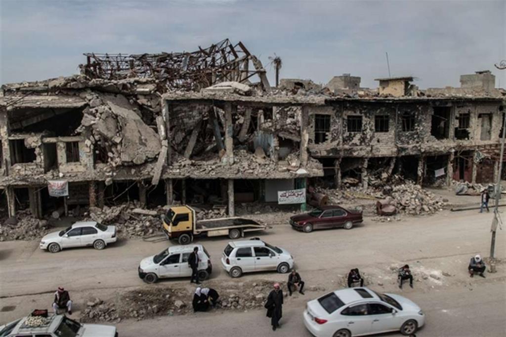 MOSUL, IRAQ - Foto di Sacha Myers/MSF  In questa foto si vedono gli effetti della battaglia di Mosul tra il gruppo dello Stato Islamico e le forze militari irachene. La città vecchia è stata oggetto di intensi combattimenti e bombardamenti aerei. Lo stato di distruzione e la presenza di ordigni esplosivi improvvisati (IED), vere e proprie trappole esplosive, rendono gran parte della città vecchia inaccessibile. Tra le 5.000 e 7.000 persone sono tornate alle loro case, in molti casi danneggiate e senza acqua o elettricità. - 