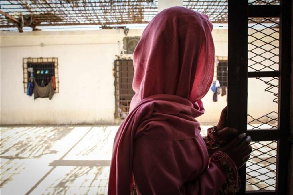 LIBIA – Foto di Sara Creta/MSF Una donna in un centro di detenzione in Libia: “"Siamo stati abbandonati in mare. Le persone hanno perso la speranza. Perché è stato permesso che alcune persone morissero annegate? Non siamo criminali". Le équipe di MSF forniscono assistenza medica e supporto in diversi centri di detenzione in Libia, dove le persone sono rinchiuse all’interno di celle, in condizioni igieniche precarie. Richiedenti asilo e rifugiati sono poi a rischio di diventare vittime dei trafficanti, poiché spesso le reti criminali sono l'unica opzione lasciata alle persone per continuare il loro viaggio in cerca di sicurezza. - 