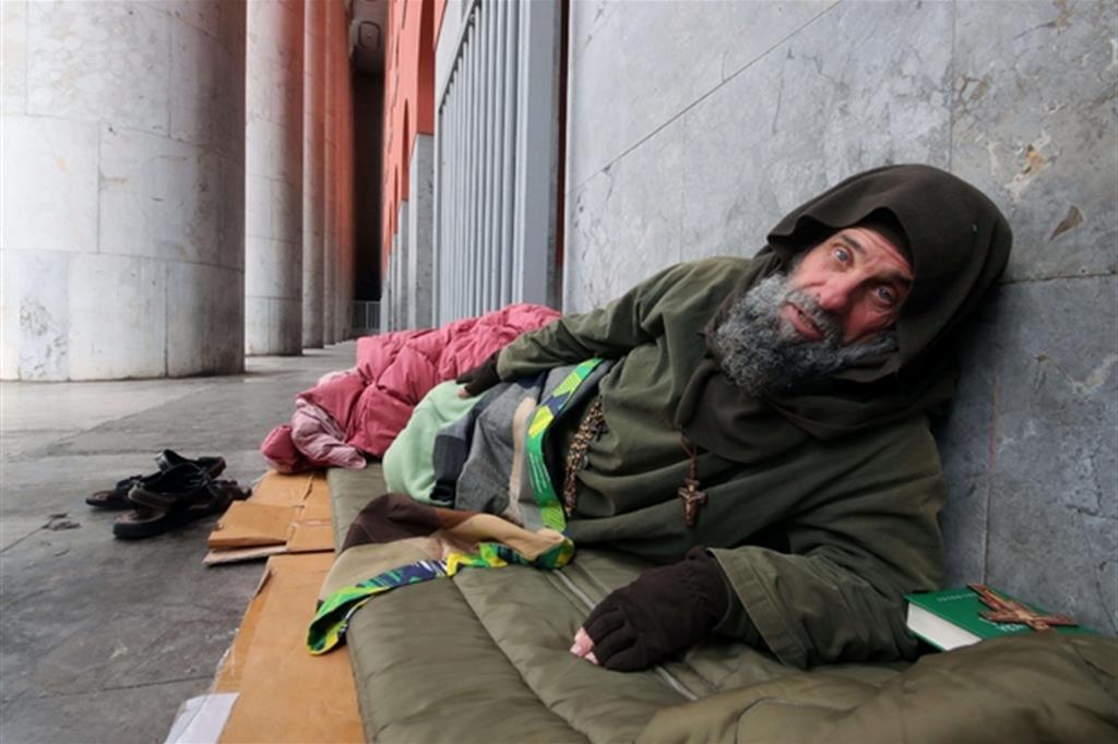 Fratel Biagio, sotto i portici delle Poste centrali come un senzatetto a Palermo