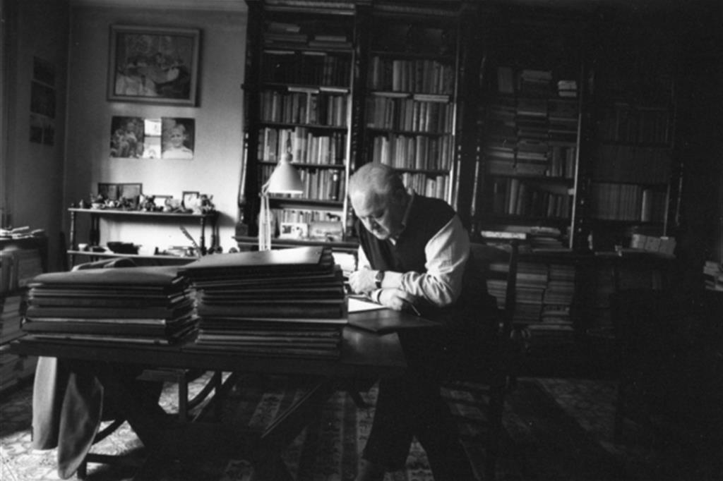 Gustaw Herling nel suo studio di Napoli nel 1988 (B. Paczowski / Archivio Herling)