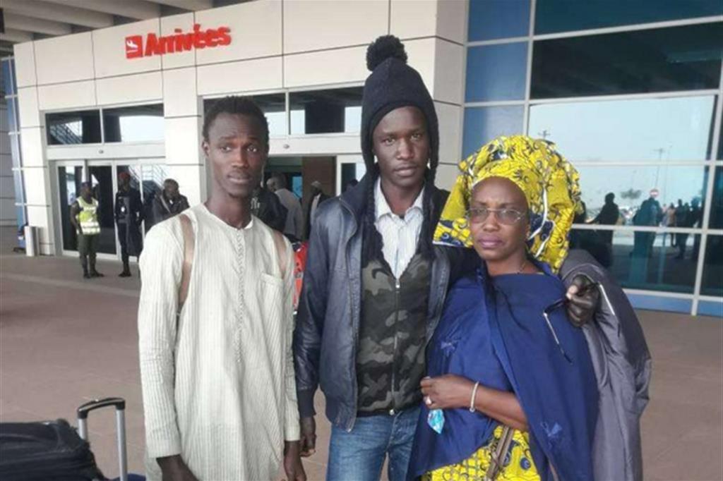Pepe all’arrivo all’aeroporto di Dakar, in Senegal, accolto dalla madre e dal fratello. La famiglia aveva perso le sue tracce, dandolo addirittura per scomparso. Ma la solidarietà della comunità di Bresso li ha fatti ricongiungere