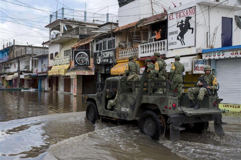 Militari schierati a Minatitlan, nello Stato di Veracruz (Ansa)