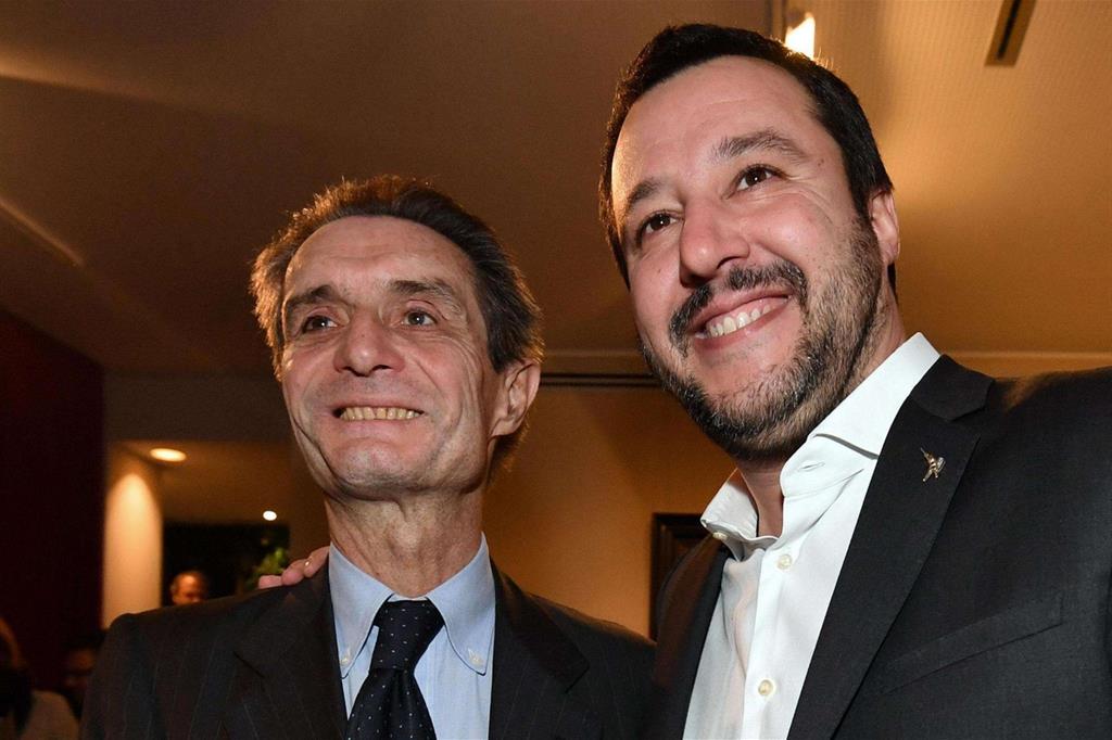 Il segretario della Lega, Matteo Salvini (a destra) con il candidato presidente della Lombardia per il centrodestra, Attilio Fontana (Ansa)