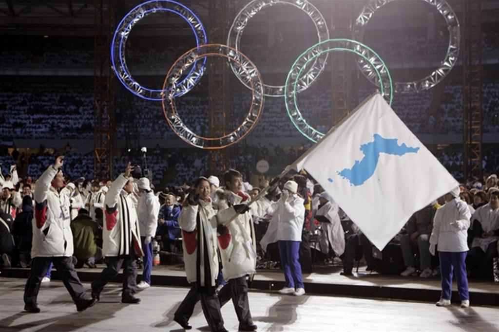 La bandiera della Corea unificata già durante la cerimonia di apertura dei Giochi olimpici di Torino del 2006 (Ansa)