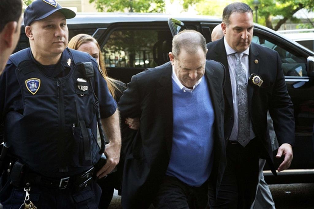 Il produttore cinematografico Harvey Weinstein dopo l'arresto del 24 maggio scorso a Manhattan (Ansa)