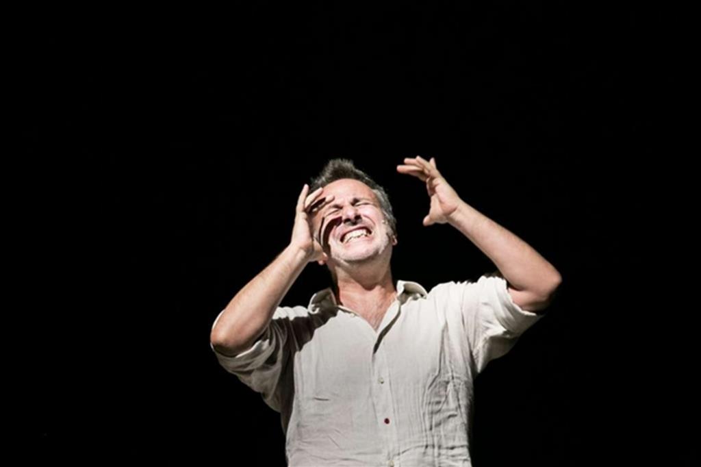Il drammaturgo e attore Davide Enia sul palco del Teatro India a Roma