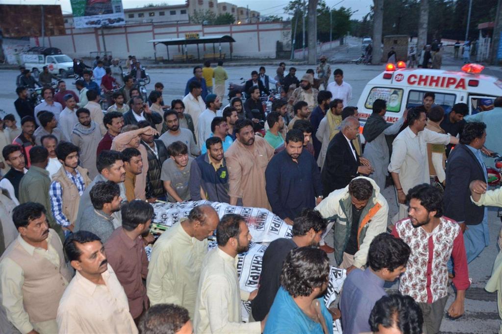 Membri della comunità cristiana di Quetta scandiscono slogan di protesta mentre trasportano i corpi delle due vittime (Ansa)