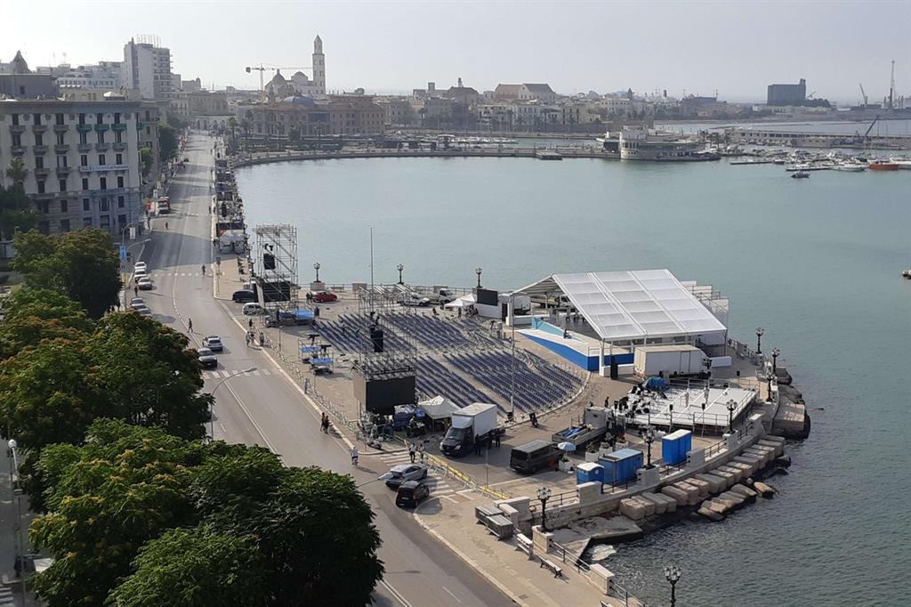 Il palco sul lungomare di Bari, preparato per la visita di papa Francesco (foto Muolo)