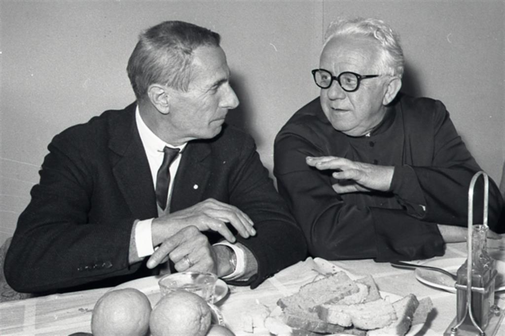 Dino Buzzati con don Zeno Saltini nel maggio 1965