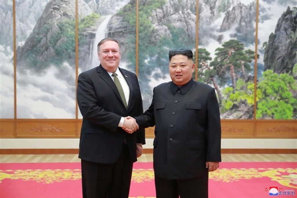 Il presidente Kim jong-un con il segretario di Stato Usa Mike Pompeo domenica a Pyongyang (Ansa)