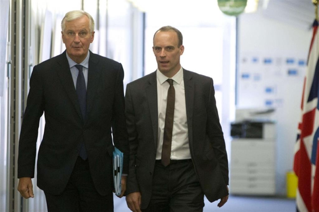 Il ministro britannico per l'uscita dalla Ue Dominic Raab e il negoziatore europeo Michel Barnier